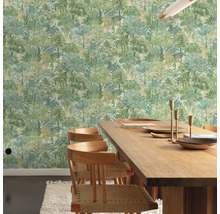 Une salle à manger avec une table et des chaises en bois devant un papier peint avec un motif d'arbres.