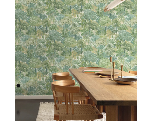 Une salle à manger avec une table et des chaises en bois devant un papier peint avec un motif d'arbres.