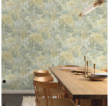 Salle à manger avec papier peint à motifs floraux, table en bois et chaises