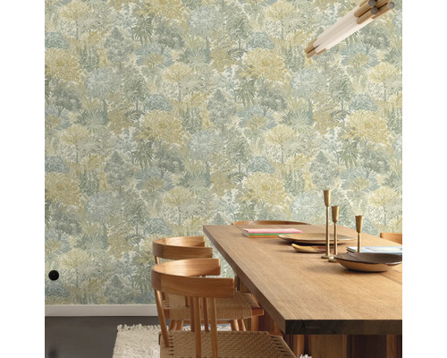Salle à manger avec papier peint à motifs floraux, table en bois et chaises