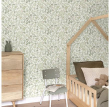 Chambre d'enfant avec papier peint botanique, lit, commode et chaise