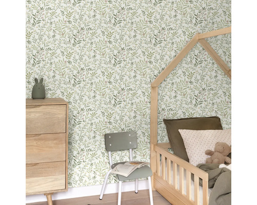 Chambre d'enfant avec papier peint botanique, lit, commode et chaise