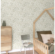 Chambre d'enfant avec papier peint à motifs de feuilles, lit et commode