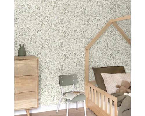 Chambre d'enfant avec papier peint à motifs de feuilles, lit et commode