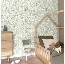 Chambre d'enfant avec lit, commode, chaise et papier peint à motif de feuilles