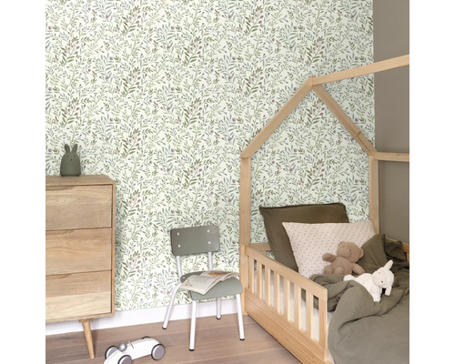 Chambre d'enfant avec lit, commode, chaise et papier peint à motif de feuilles