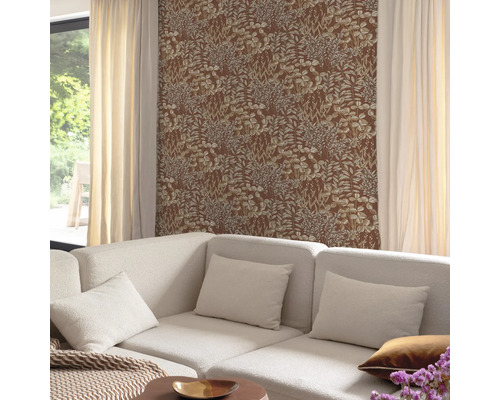 Wohnzimmer mit brauner floraler Tapete, Sofa und Vorhängen