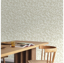 Raumansicht mit Blättertapete, Holztisch und Stuhl