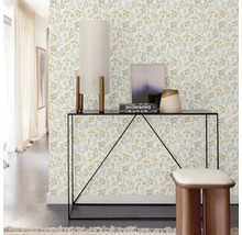 Couloir avec papier peint à motifs floraux, console et tabouret