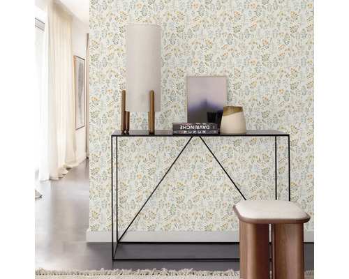 Couloir avec papier peint à motifs floraux, console et tabouret
