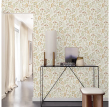 Couloir avec papier peint à fleurs, console, lampe et tabouret