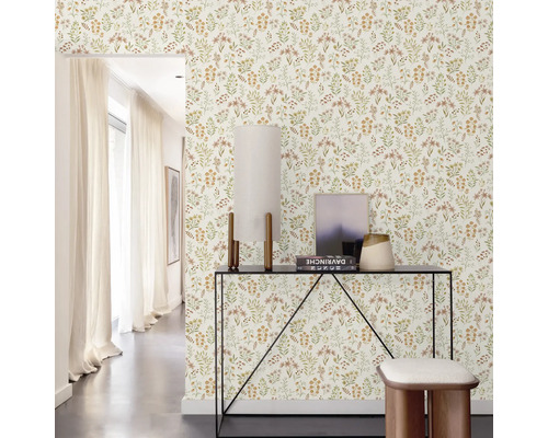 Couloir avec papier peint à fleurs, console, lampe et tabouret