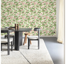 Pièce lumineuse avec table à manger et papier peint à motifs floraux