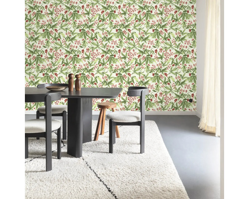Pièce lumineuse avec table à manger et papier peint à motifs floraux