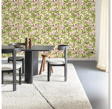 Salle à manger avec papier peint floral, table à manger et tapis à poils longs