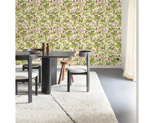 Salle à manger avec papier peint floral, table à manger et tapis à poils longs