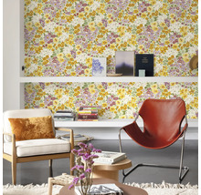 Salon avec papier peint floral, étagères et fauteuils