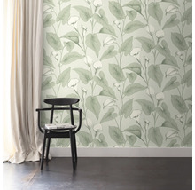 Raumansicht mit floraler Tapete, Stuhl und Vorhang