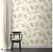 Scène d'intérieur avec papier peint floral, rideau et chaise
