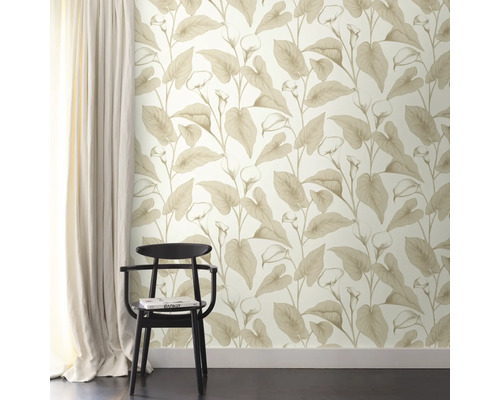 Scène d'intérieur avec papier peint floral, rideau et chaise