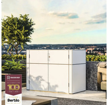 Aufnahme eines Outdoor-Schranks mit Türen auf einer Terrasse, ideal für die Aufbewahrung im Freien.