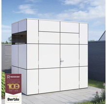 Weißer Geräteschuppen mit Tür im Garten