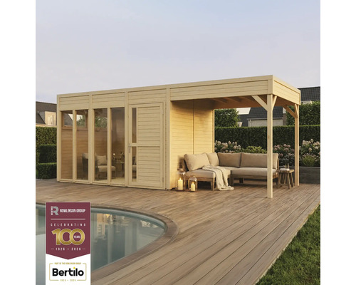 Maison de jardin en bois avec terrasse et mobilier de salon à côté d'une piscine