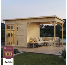 Holzgartenhaus mit überdachter Terrasse und Lounge-Möbeln