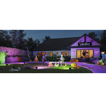 Haus mit Halloween Dekorationen im Garten