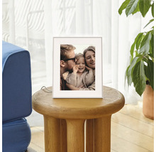 Cadre photo numérique sur une table d appoint ronde en bois dans le salon, affichant une photo de famille