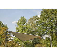 Voile d'ombrage triangulaire dans un jardin avec des arbres
