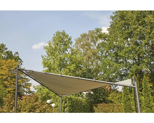 Voile d'ombrage triangulaire dans un jardin avec des arbres