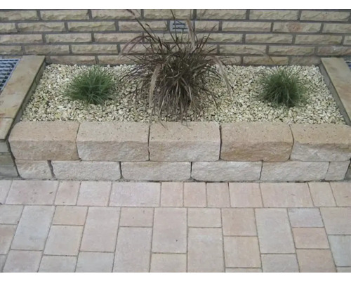 Jardinière surélevée avec plantes et pierres dans le jardin