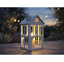 Dekorative Hauslaterne mit Kerze auf einem Holztisch