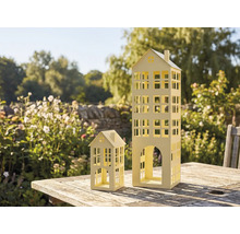 Dekorative Häuser aus Metall für den Aussenbereich auf einem Holztisch