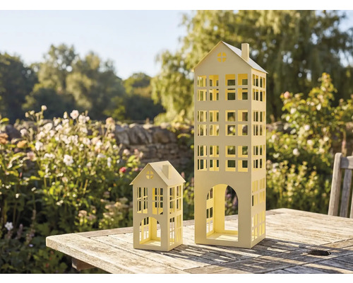 Dekorative Häuser aus Metall für den Aussenbereich auf einem Holztisch