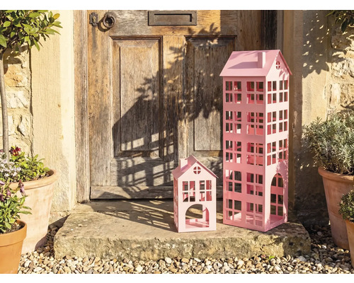 Dekorative Metallhäuser in verschiedenen Größen vor einer Haustür