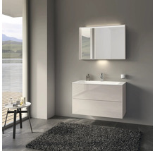 Salle de bain moderne avec meuble sous-lavabo, miroir et tapis