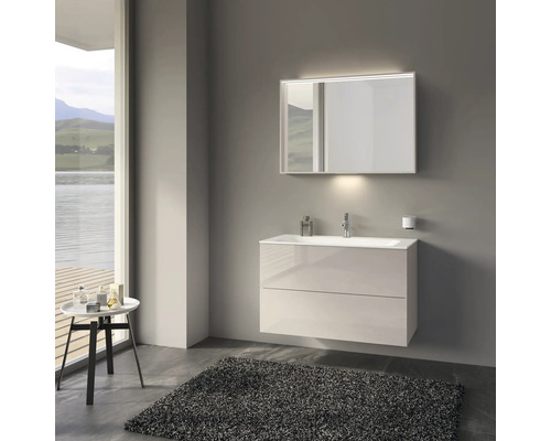 Salle de bain moderne avec meuble sous-lavabo, miroir et tapis