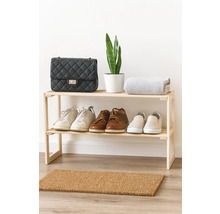 Étagère à chaussures en bois avec chaussures, sac à main, plante et couverture
