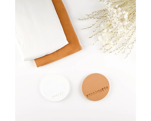 Deux échantillons de tissu en blanc et terre cuite avec des échantillons de couleurs assortis