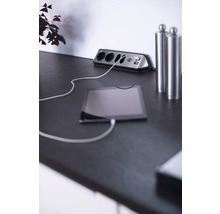 Bloc multiprise avec ports USB et tablette connectée sur une table