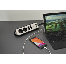 Multiprise avec ports USB, connectée à un smartphone et une tablette