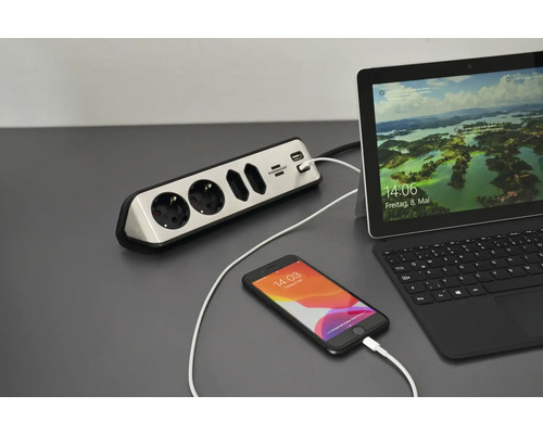 Multiprise avec ports USB, connectée à un smartphone et une tablette