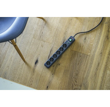 Steckdosenleiste mit sechs Steckdosen auf Holzboden