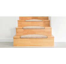 Holztreppe mit Teppichstufenmatten