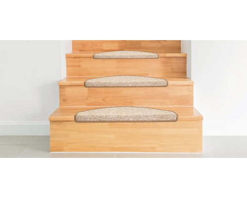 Holztreppe mit Teppichstufenmatten