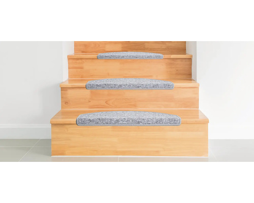 Escalier en bois avec marches de tapis grises