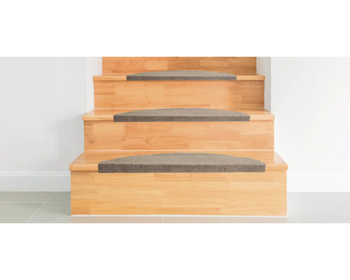 Escalier en bois avec tapis de marche