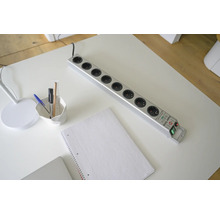 Steckdosenleiste mit acht Anschlüssen auf einem Schreibtisch